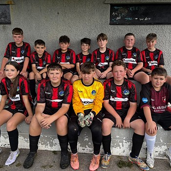 tîm pêl-droed yn gwisgo cit du a choch